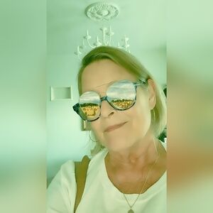 Meet your Posher, Suzy